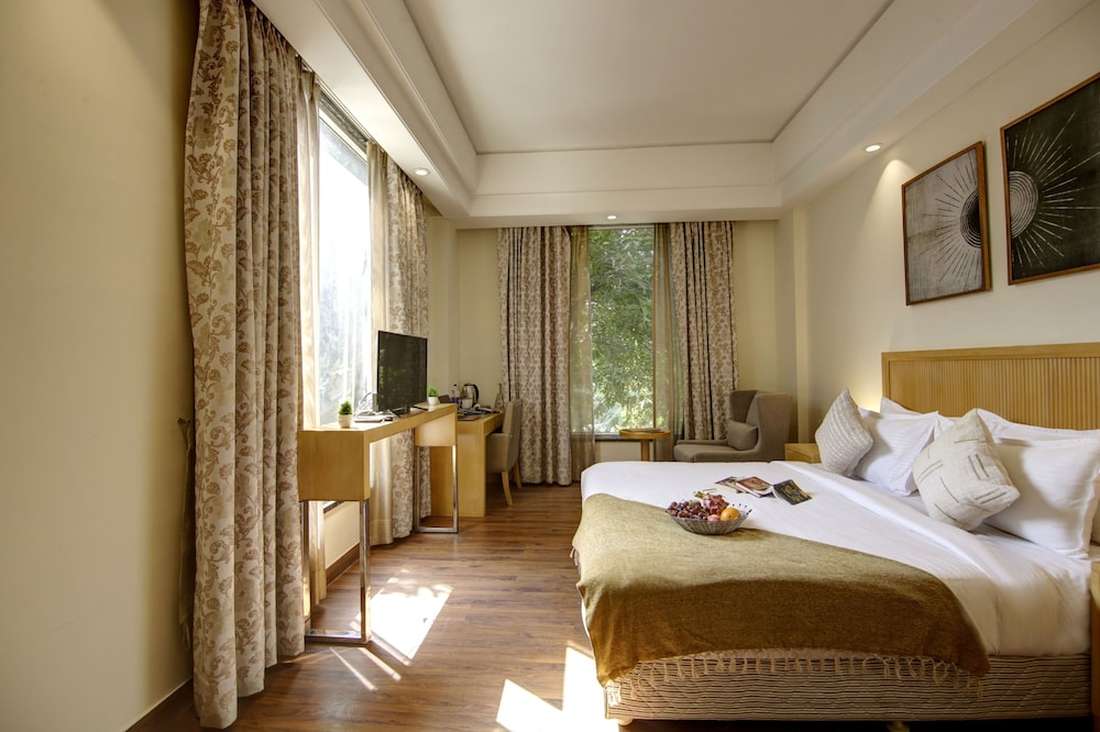 SUITE, CITY VIEW