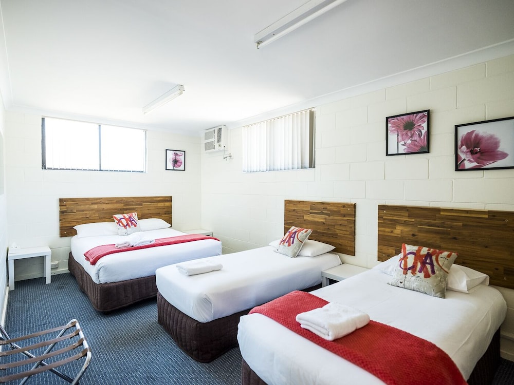 Plainsman Motel 32/63