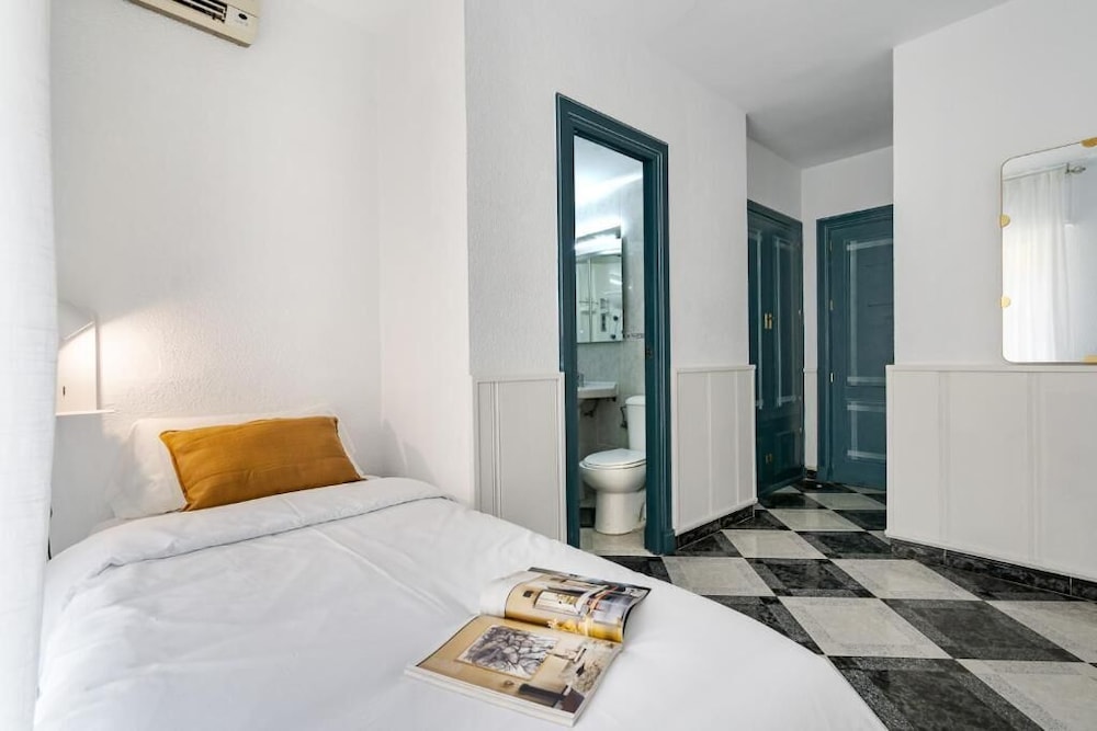 ROOM, SINGLE, SINGLE BED