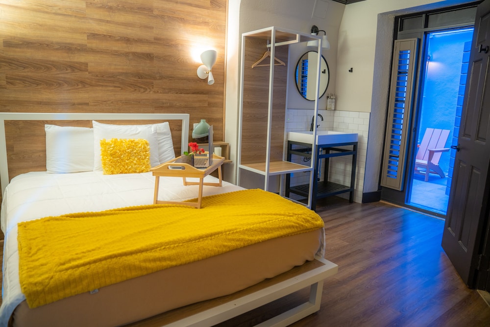 DELUXE, QUEEN BED, PATIO