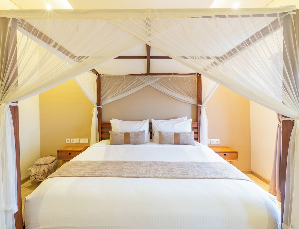 VILLA, 1 KING AND 2 QUEEN BEDS