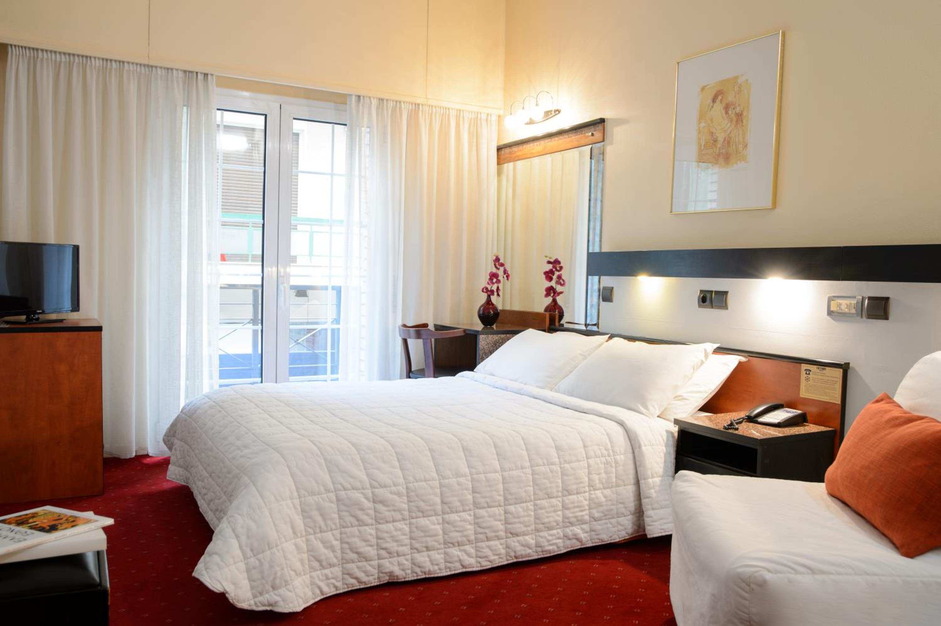 غرفة ثلاثية صغيرة بشرفة، Victory Inn 4/10