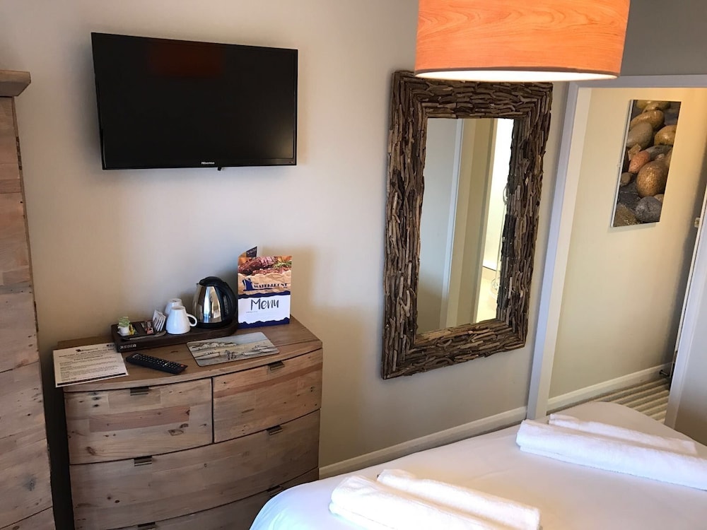 The Waterfront Inn 40/50