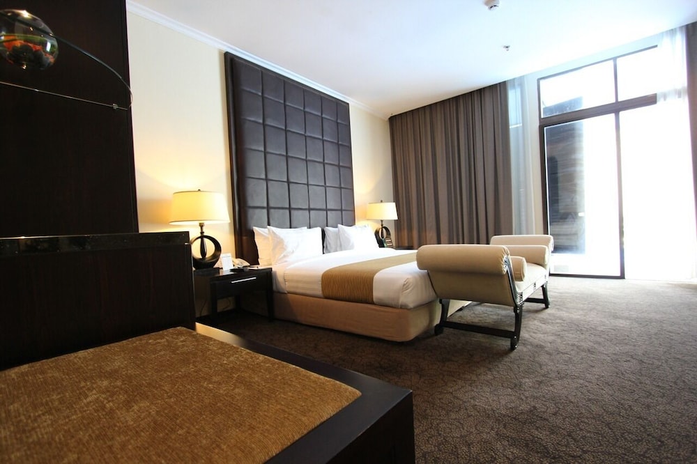 Pool, Suite, King Bed