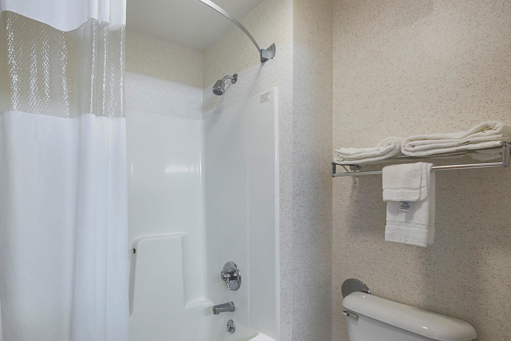 Quality Inn & Suites Belmont - Platteville 25/44