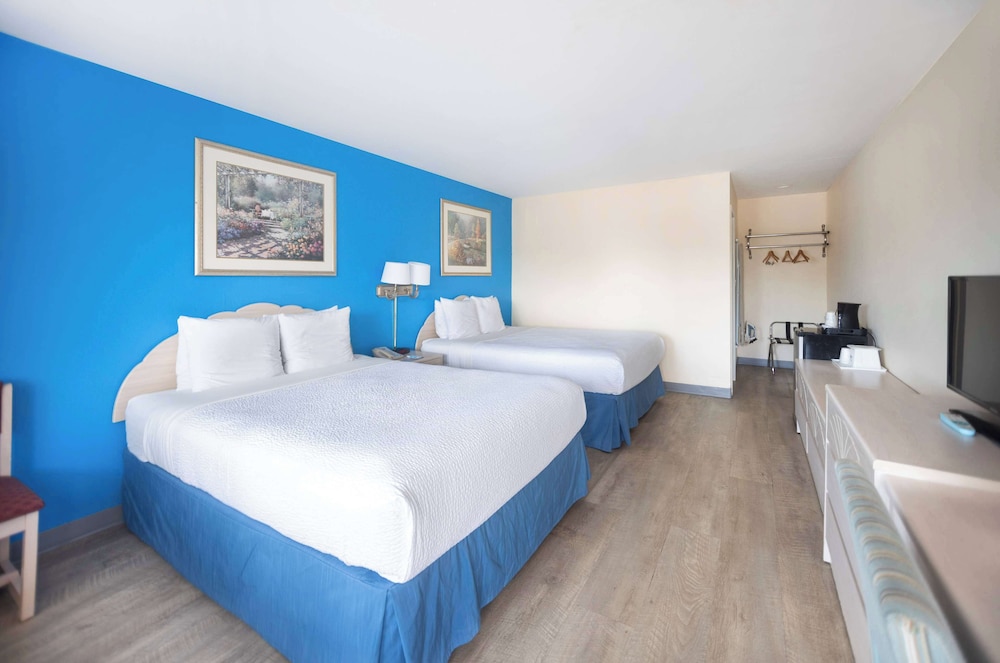 Days Inn by Wyndham Hicksville Long Island 7/20