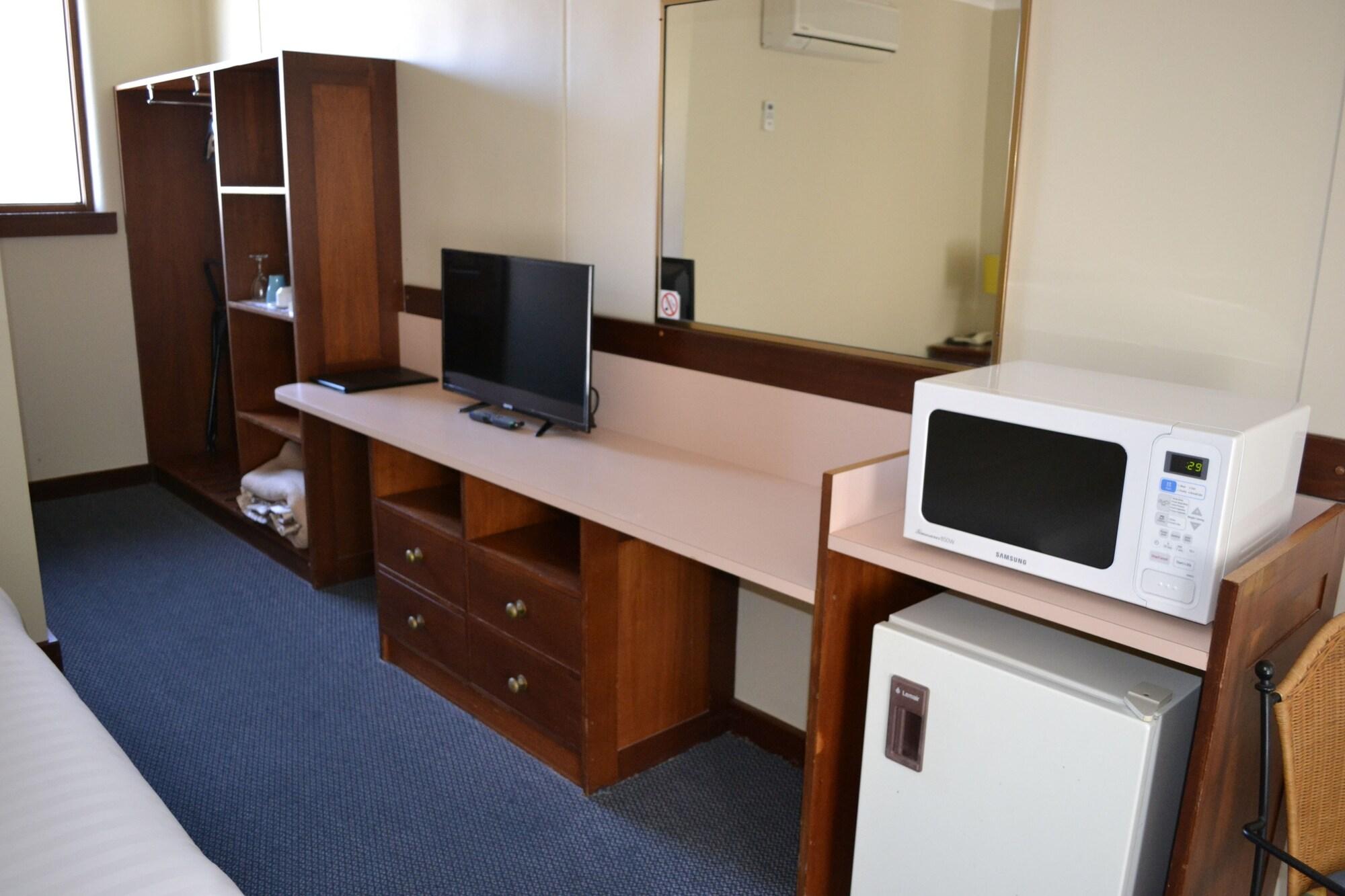 Sunnymead Hotel 36/48