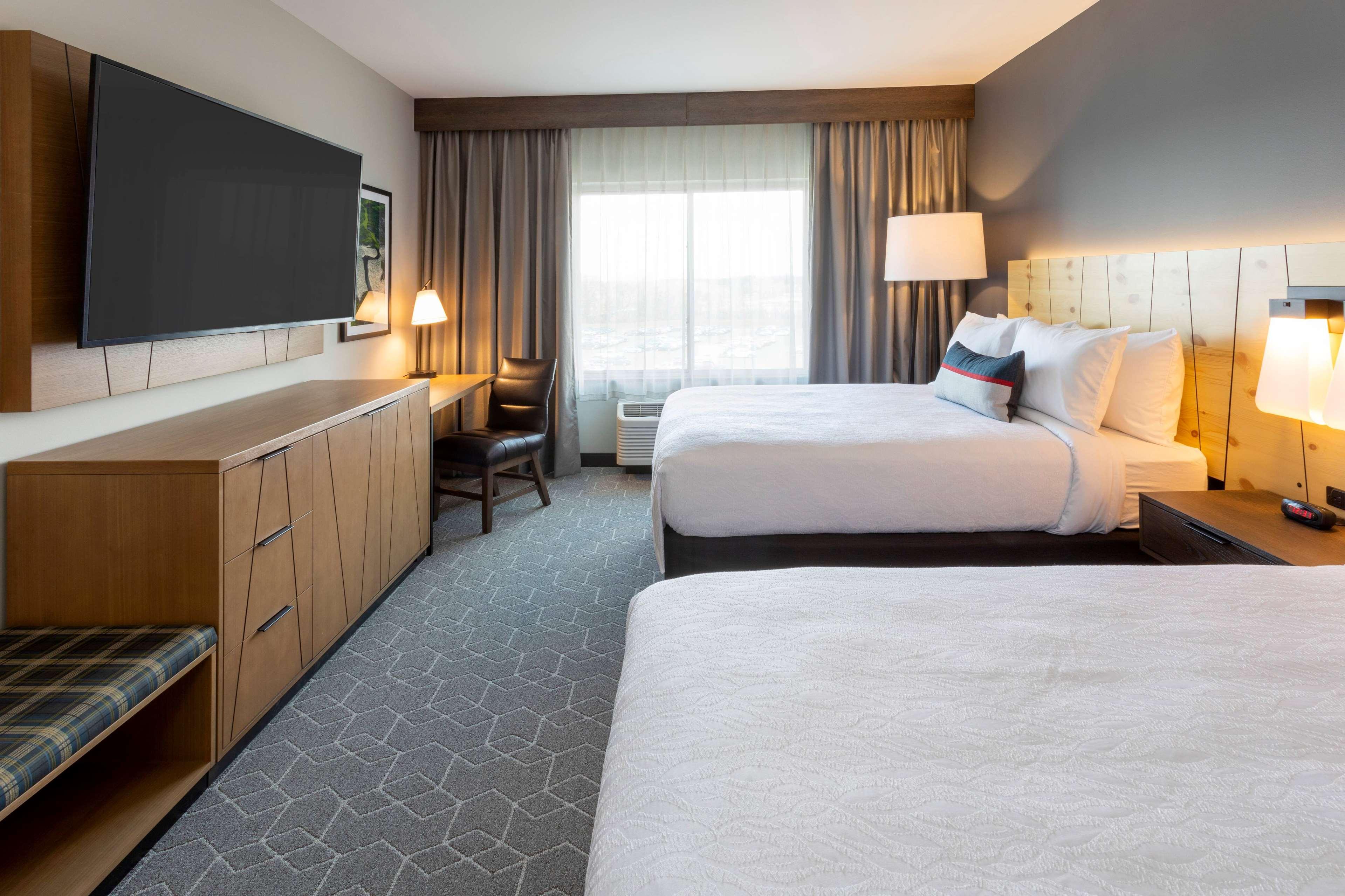 Room, 2 Queen Beds, Track View, Accessible