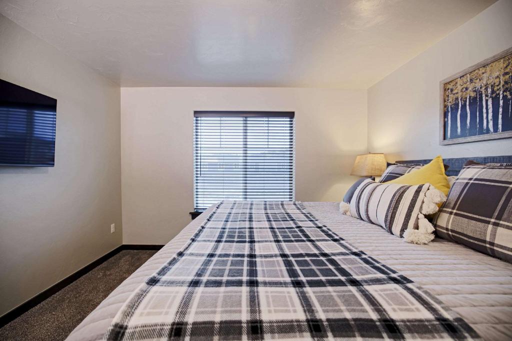 Upgrade, Suite, King and Queen Bed