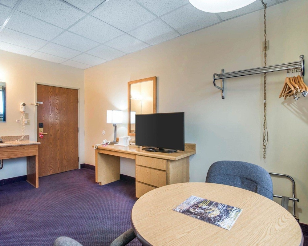 Econo Lodge Manchester, NH 17/28