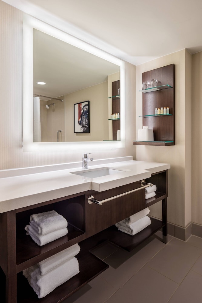 Delta Hotels by Marriott Philadelphia Airport 7/48