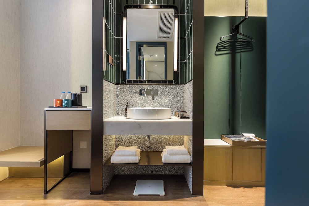 Jinglai Hotel (Shanghai Bund East Nanjing Road Pedestrian Street) 48/50