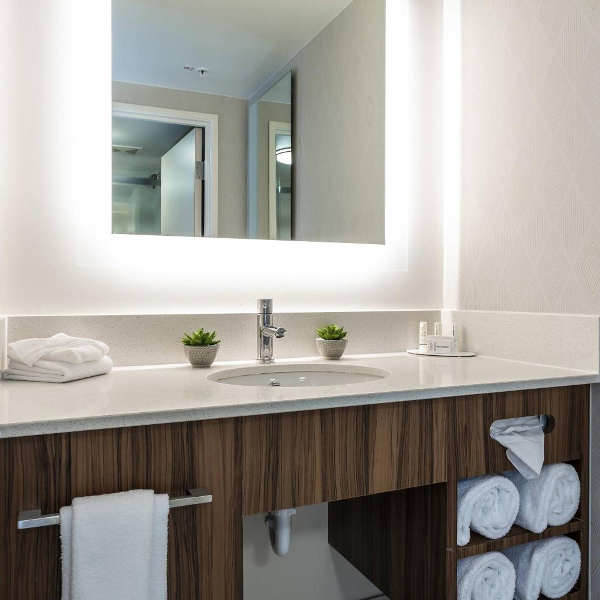 جناح بسرير مزدوج مع أريكة لذوي الإعاقة، SpringHill Suites Austin The Domain Area 7/8