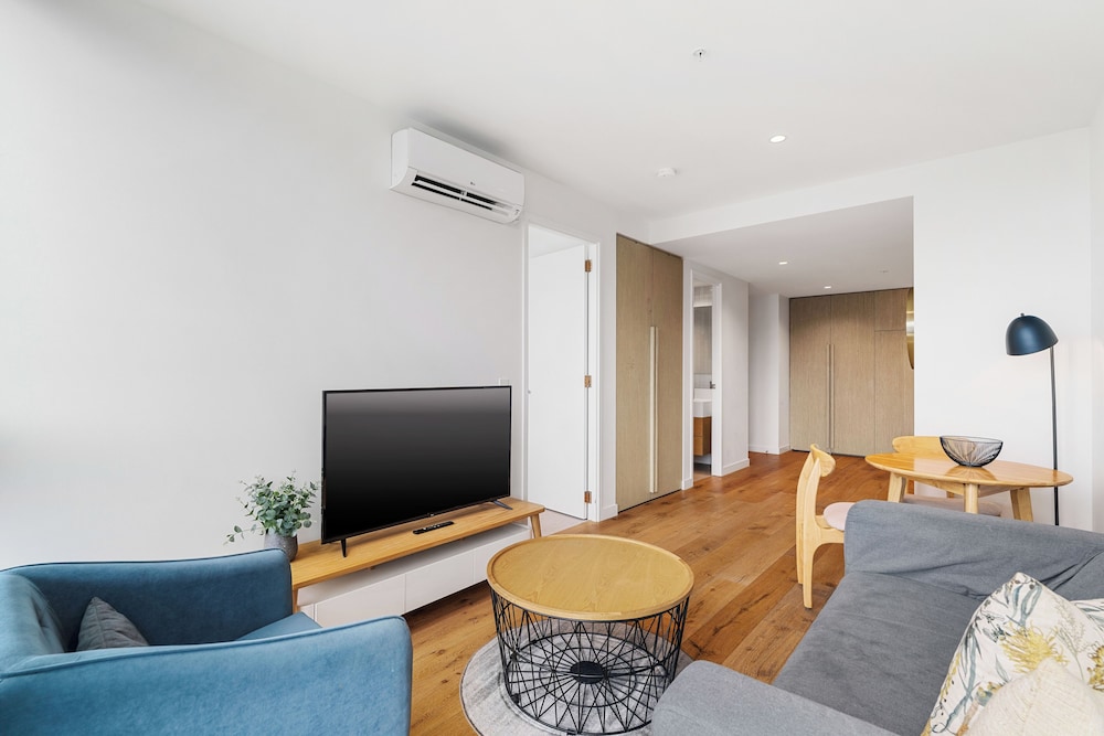 Collins House Apartments by CLLIX 40/50