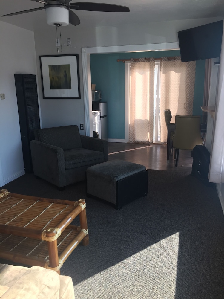 DOLPHIN COVE MOTEL 38/69