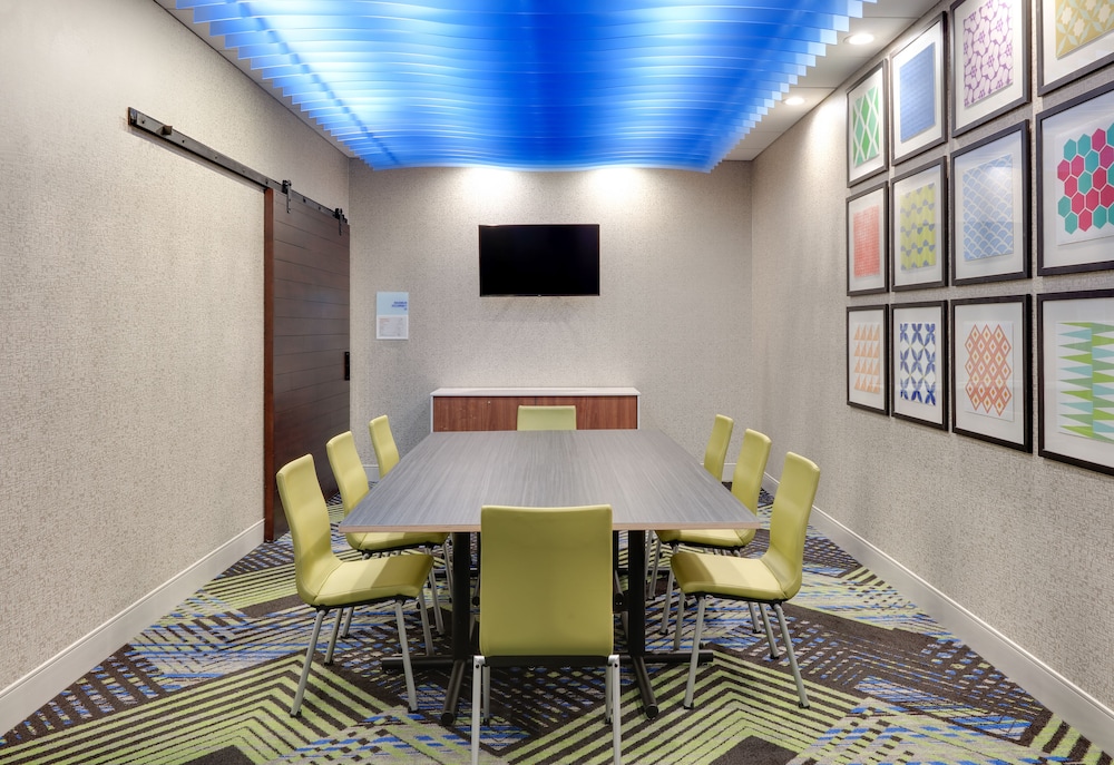 Holiday Inn Express & Suites Dallas Nw Hwy - Love Field 40/45