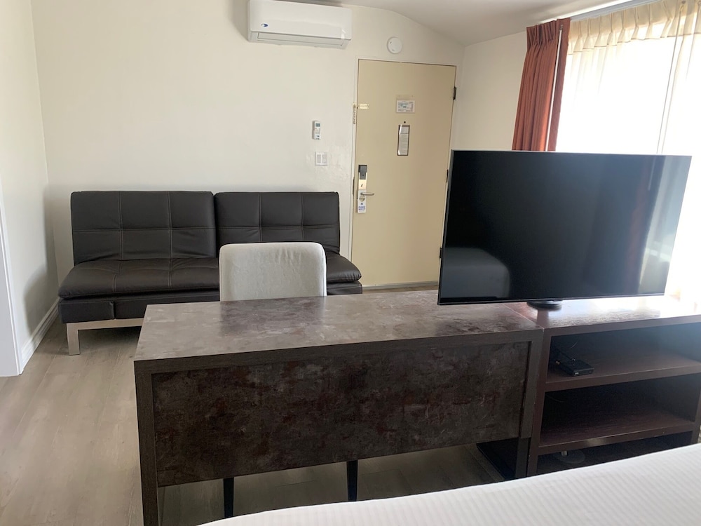 Oasis Inn & Suites 24/50