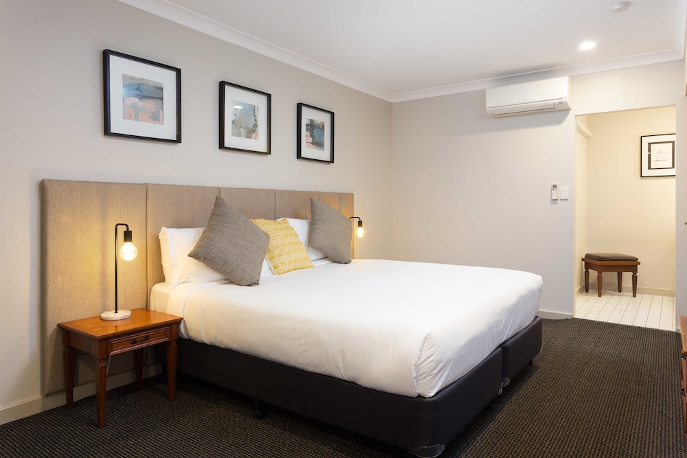 EXECUTIVE, KING BED