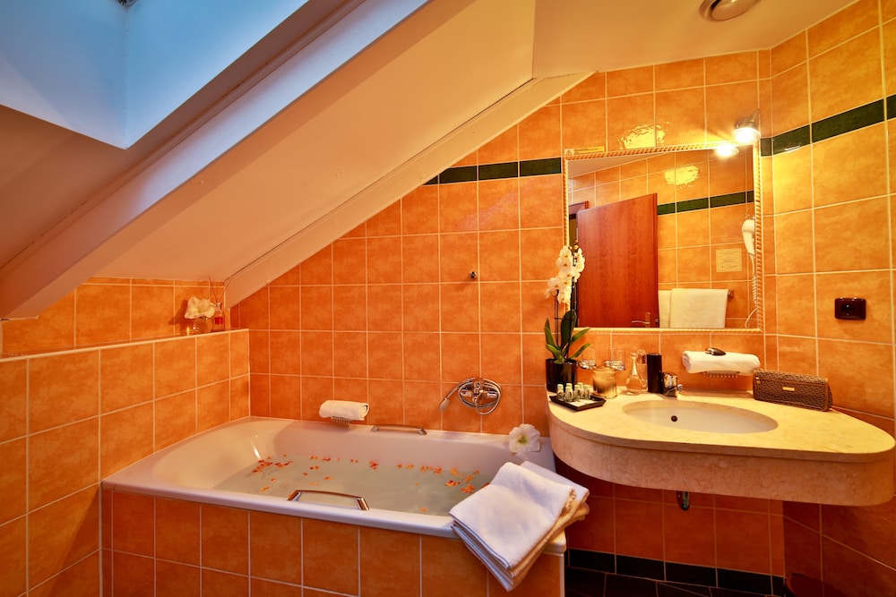 Carlton Hotel 50/51
