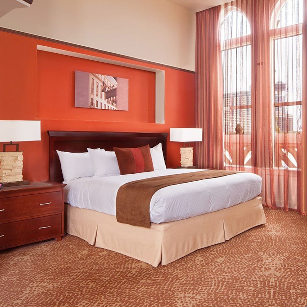 Junior Suite, King Bed, Alamo View, Bathtub
