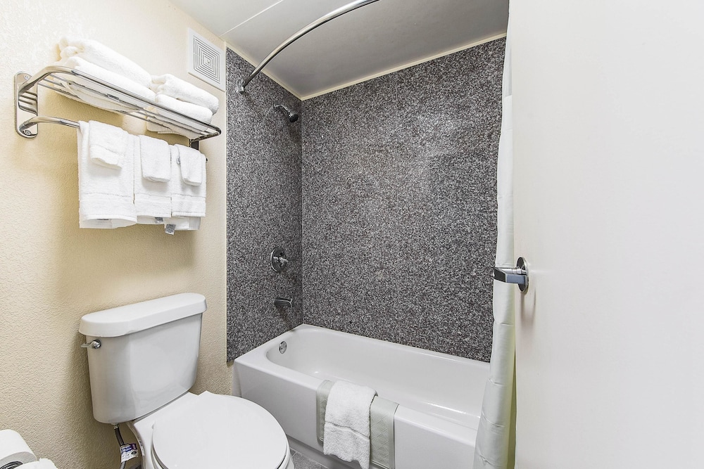 Quality Inn Forest City, NC 15/59