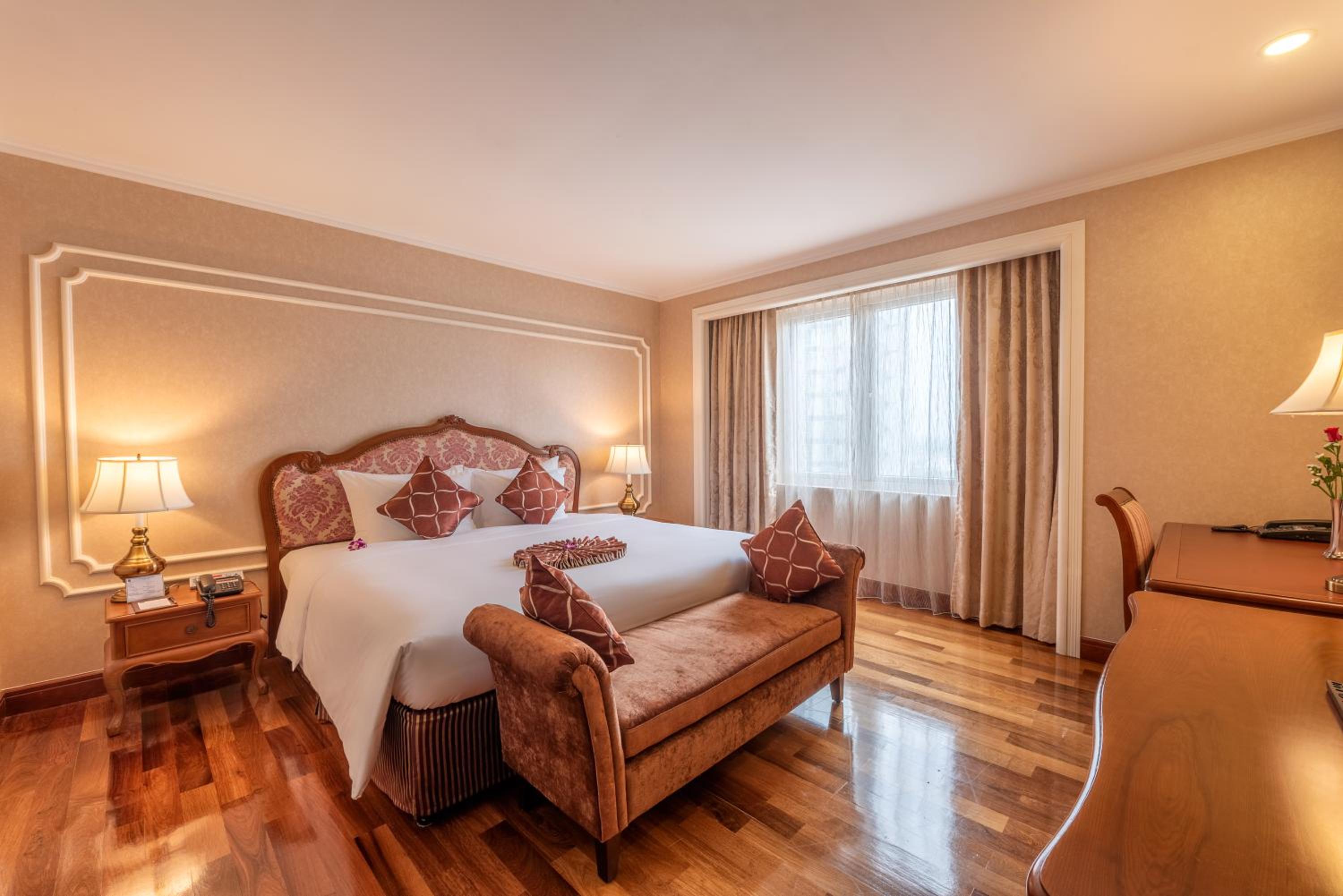 Luxury Suite King City View or River View