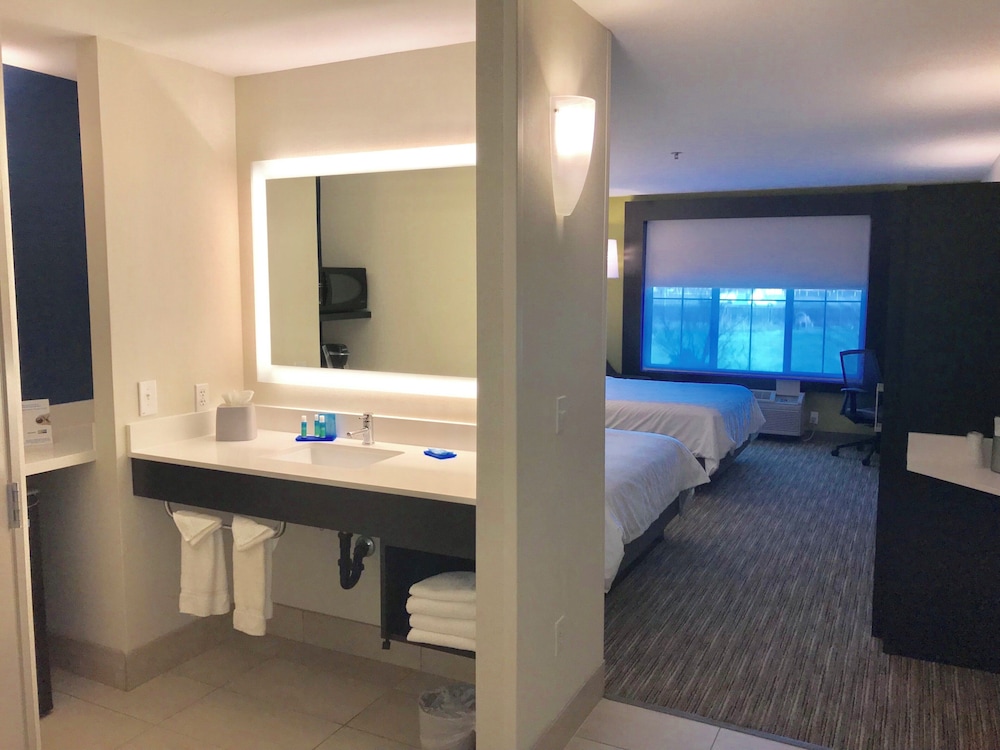 Holiday Inn Express Hotel & Suites Tracy 76/77