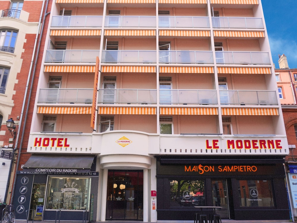 Ours Blanc Place Victor Hugo 3/67