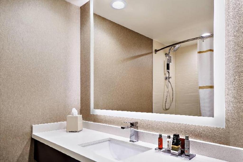 1 Bedroom, 2 Rooms, Suite, King Bed, Sofa, Lounge Access, High Floor