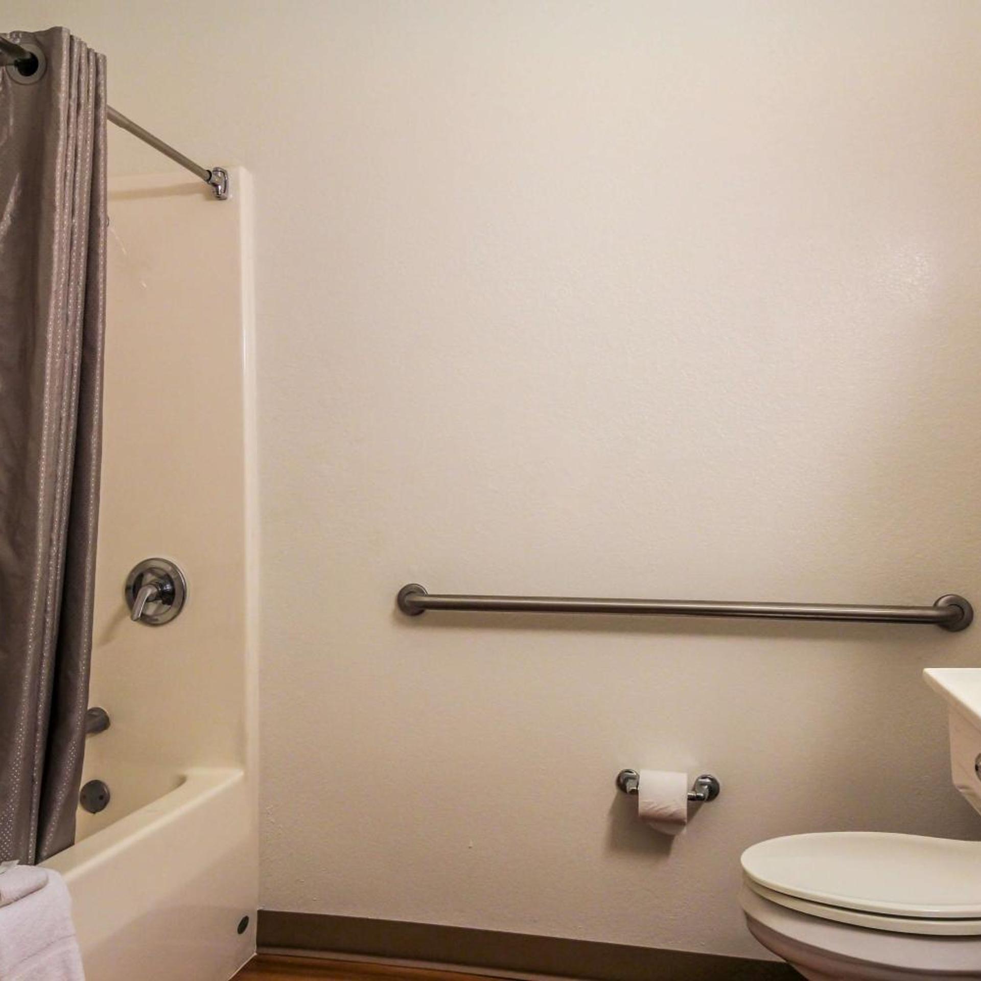 1 King Bed - Mobil Access Tub Nsmk Micfridg، Motel6 New Braunfels, TX 8/9