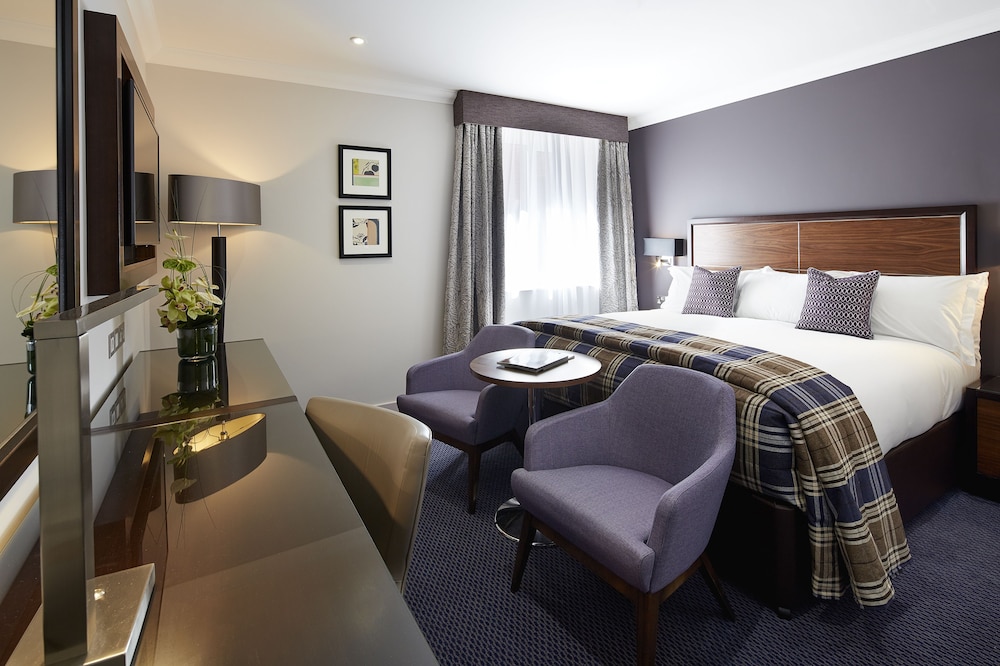 SIR CHRISTOPHER WREN HOTEL AND SPA 66/84