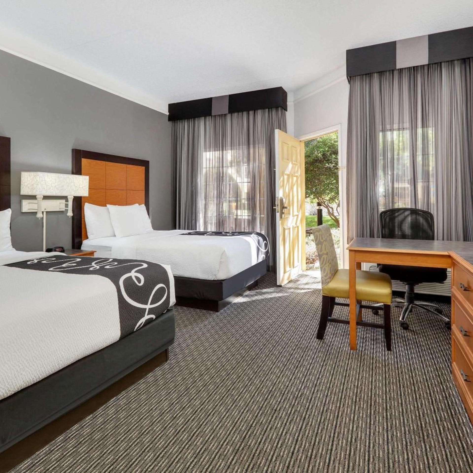Room, 2 Double Beds, Pool Side, La Quinta Inn & Suites by Wyndham Dallas - Addison Galleria 4/6