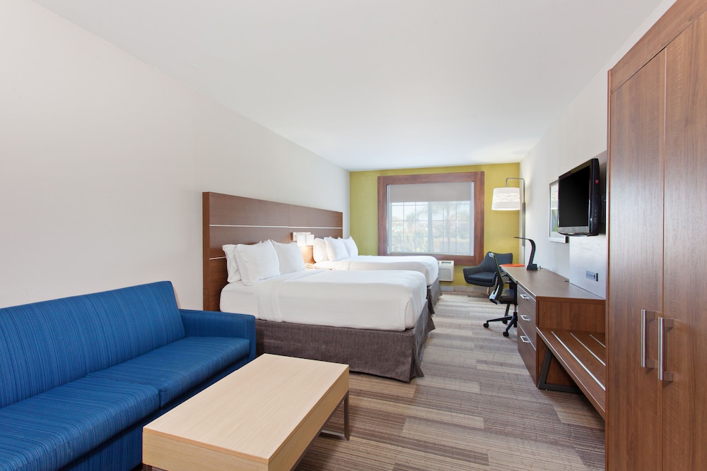 Holiday Inn Express Hotel & Suites Corona 29/57