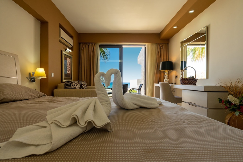 Kamari Plus Hotel 14/49