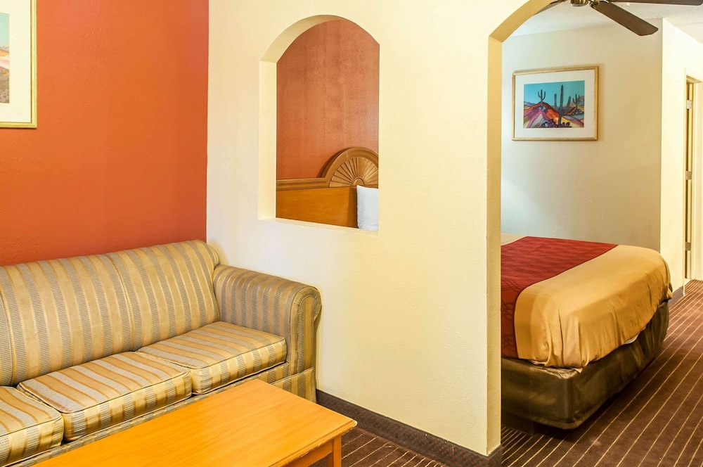 Econo Lodge West Coors Blvd 10/34