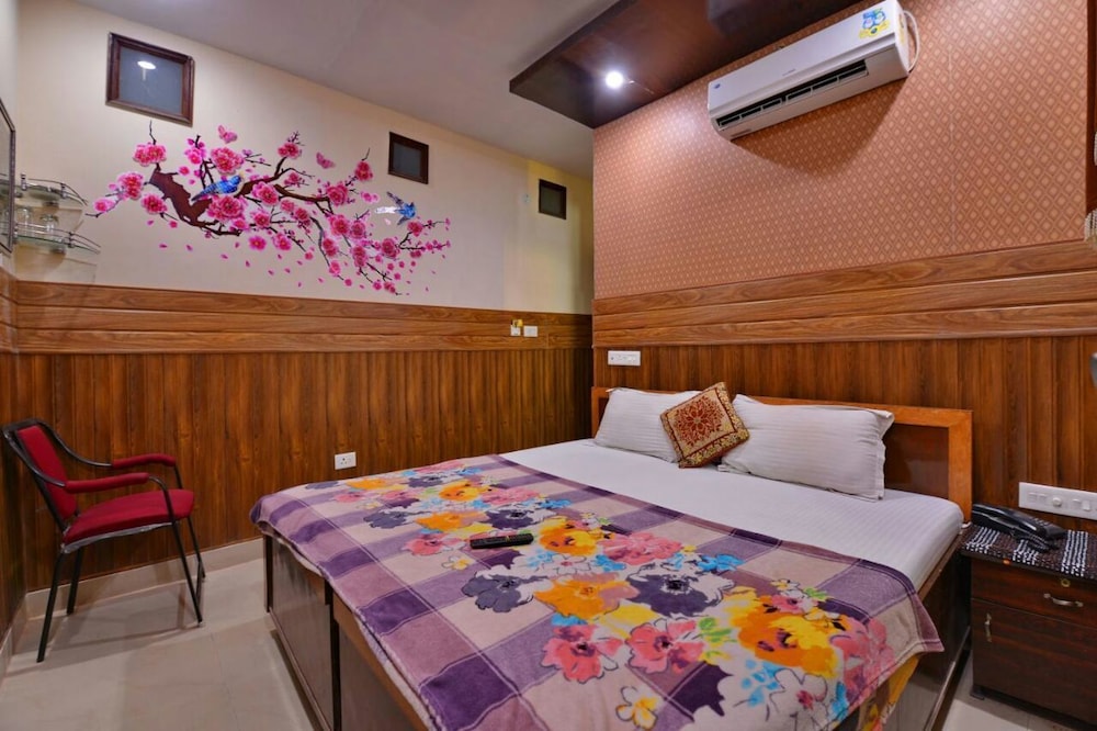 Hotel Dharam Villa 8/15