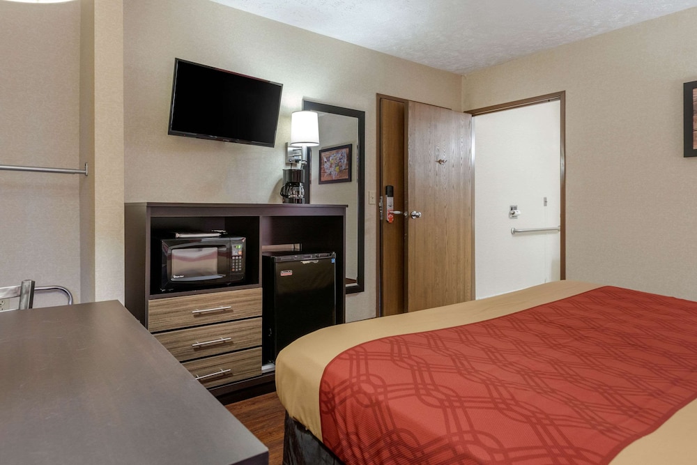 Econo Lodge Traverse City South 11/31