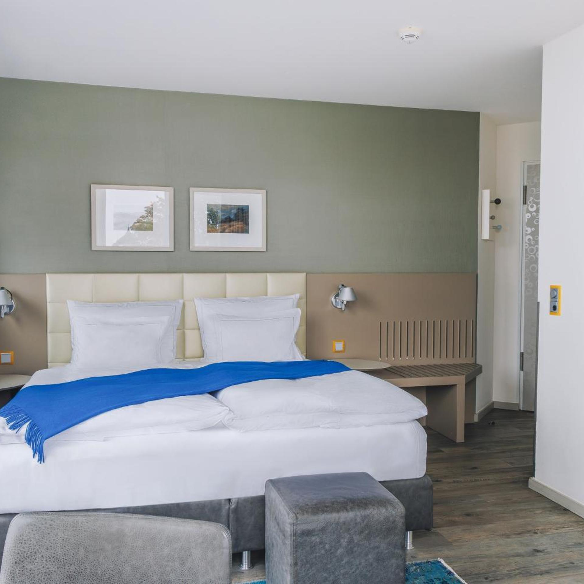 Deluxe, Double Bed, Lateral Side Sea View