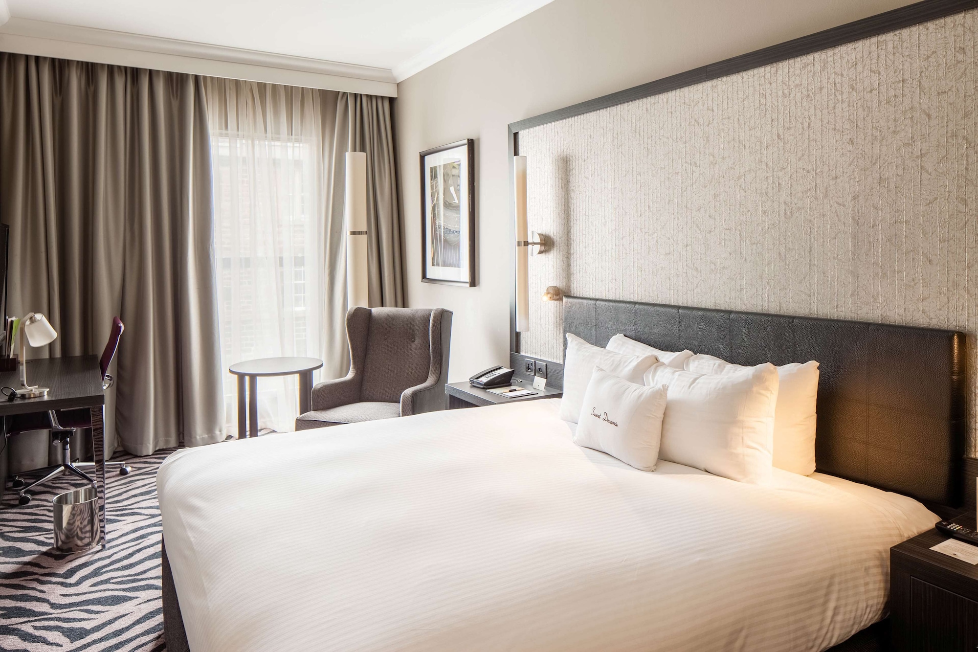 ROOM, KING BED