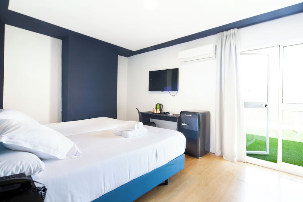 SUPERIOR, DOUBLE OR TWIN BED