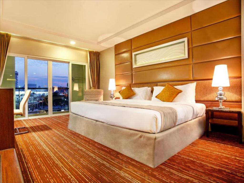 Room, Queen Bed, Hot Tub