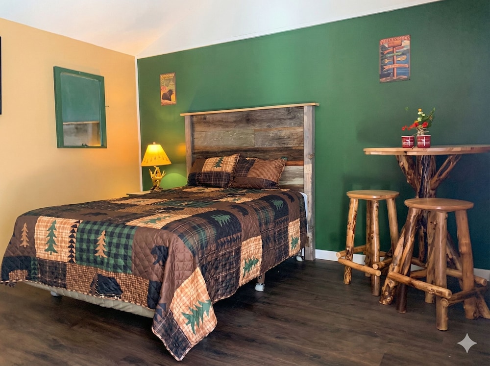 STUDIO, QUEEN BED, KITCHENETTE