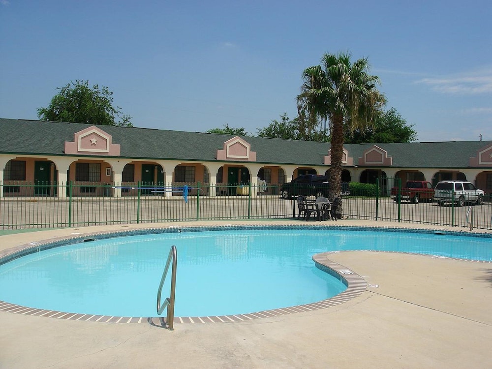 Executive Inn of Hondo 5/40