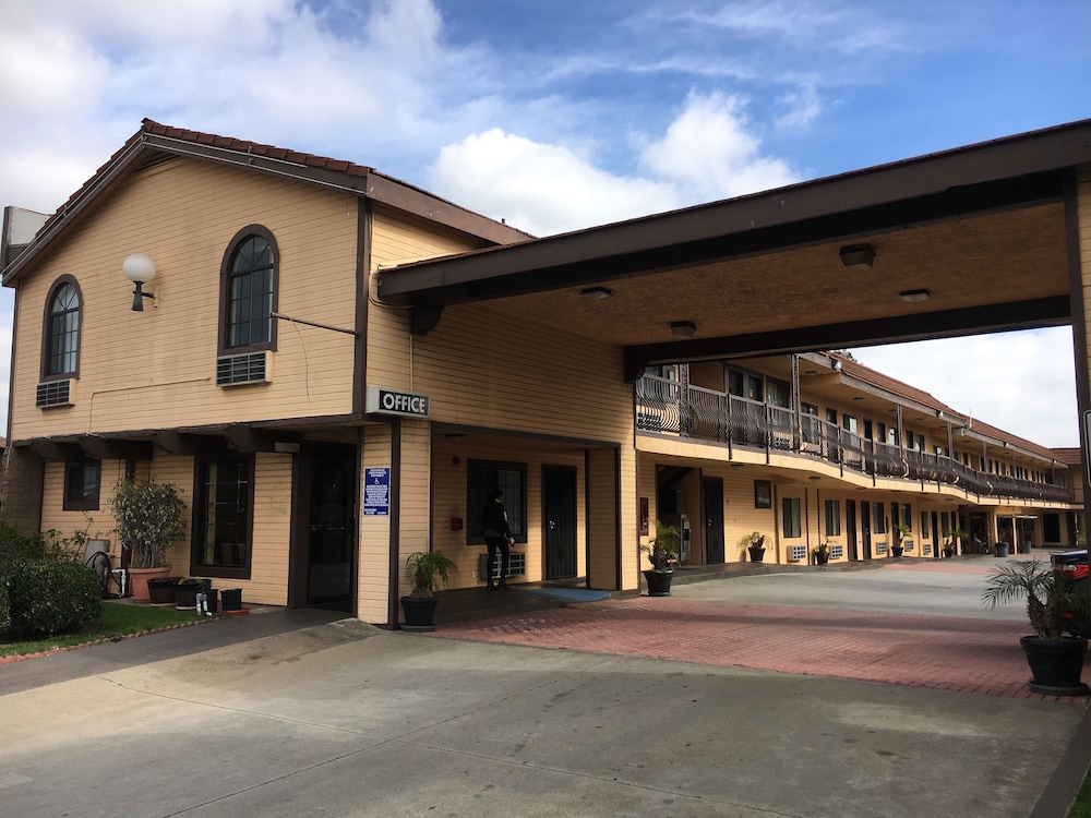 Del Amo Inn 2/26