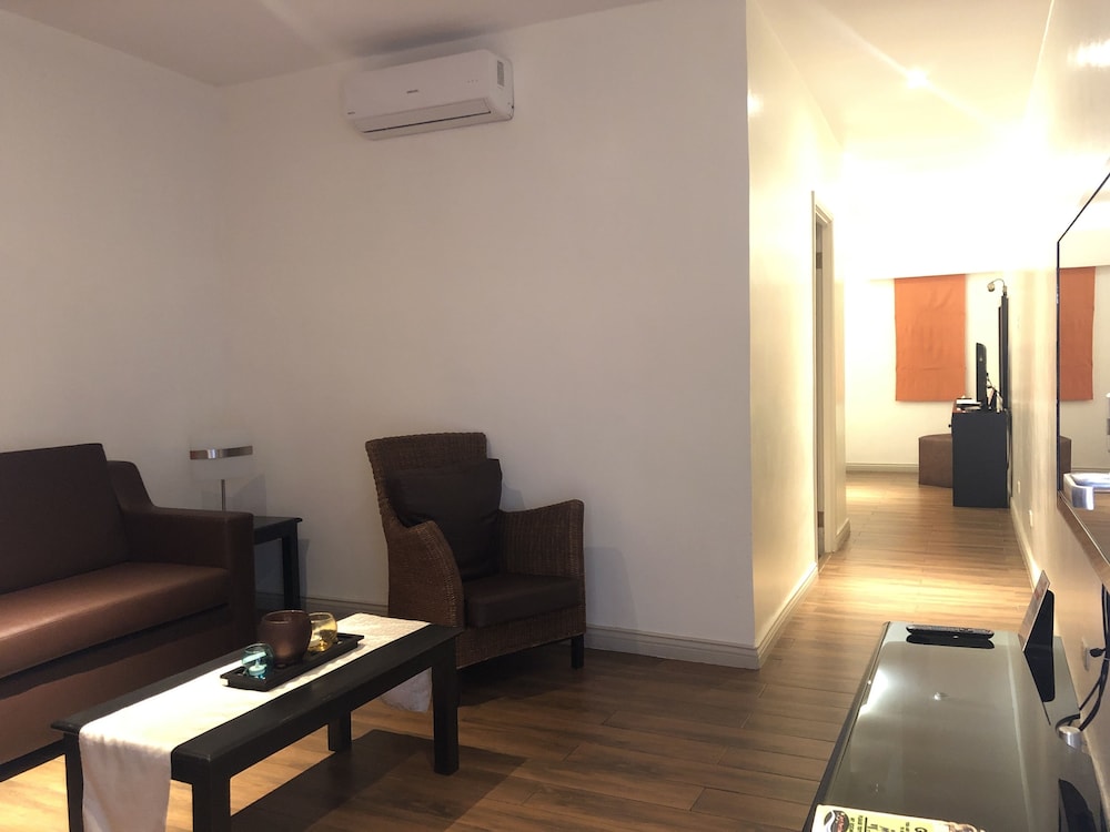 Court Meridian Hotel And Suites 20/36
