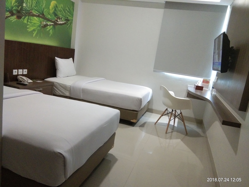 Emerald Hotel 13/59