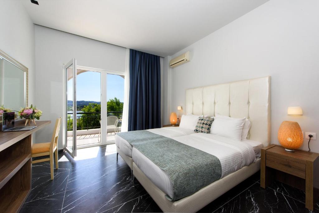 Room, Double Bed, Lateral Side Sea View