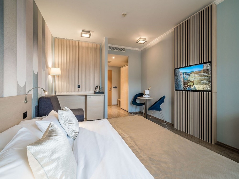 SUPERIOR, DOUBLE BED, POOL SIDE, PATIO