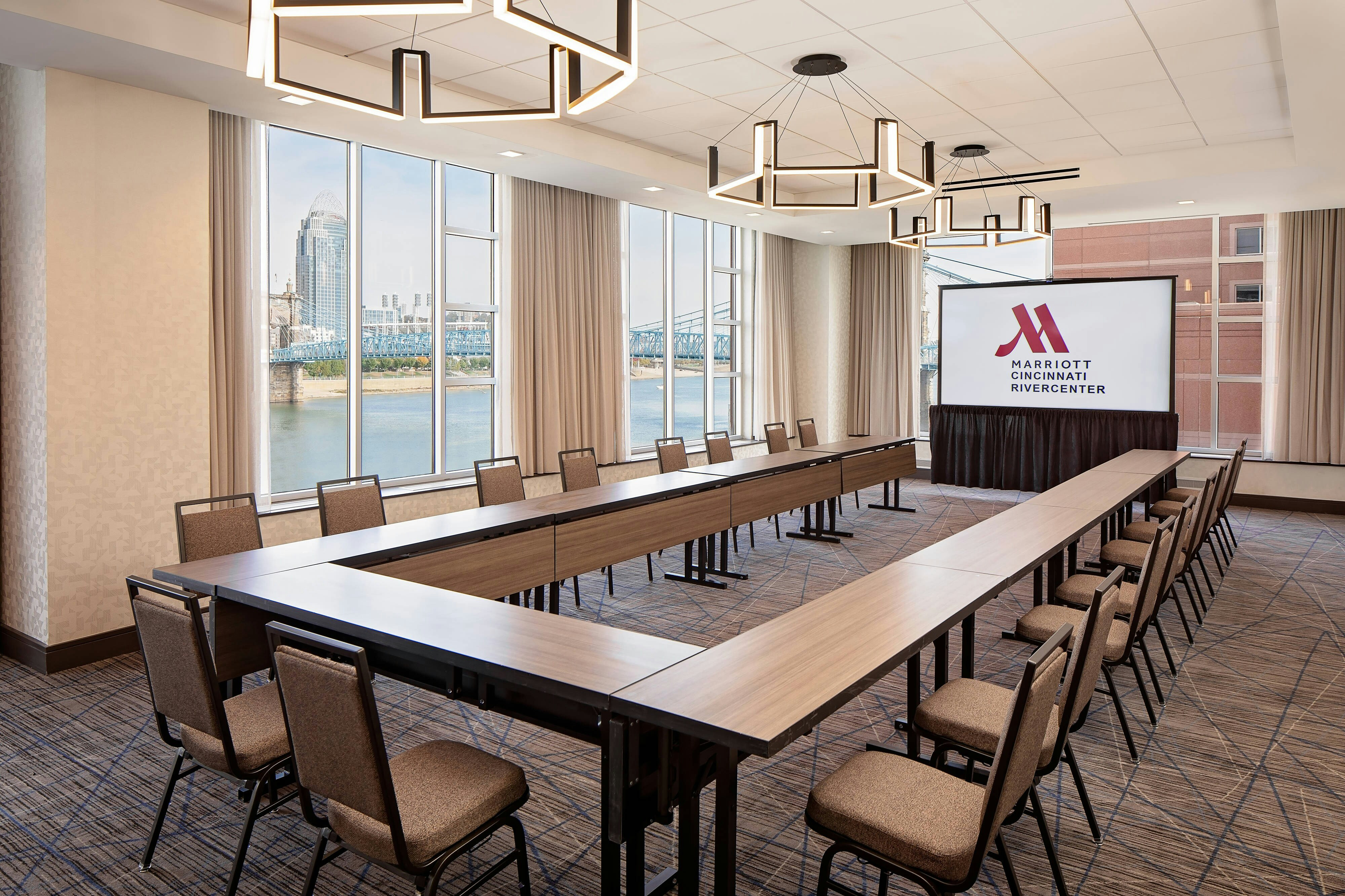Marriott Cincinnati Rivercenter 24/37