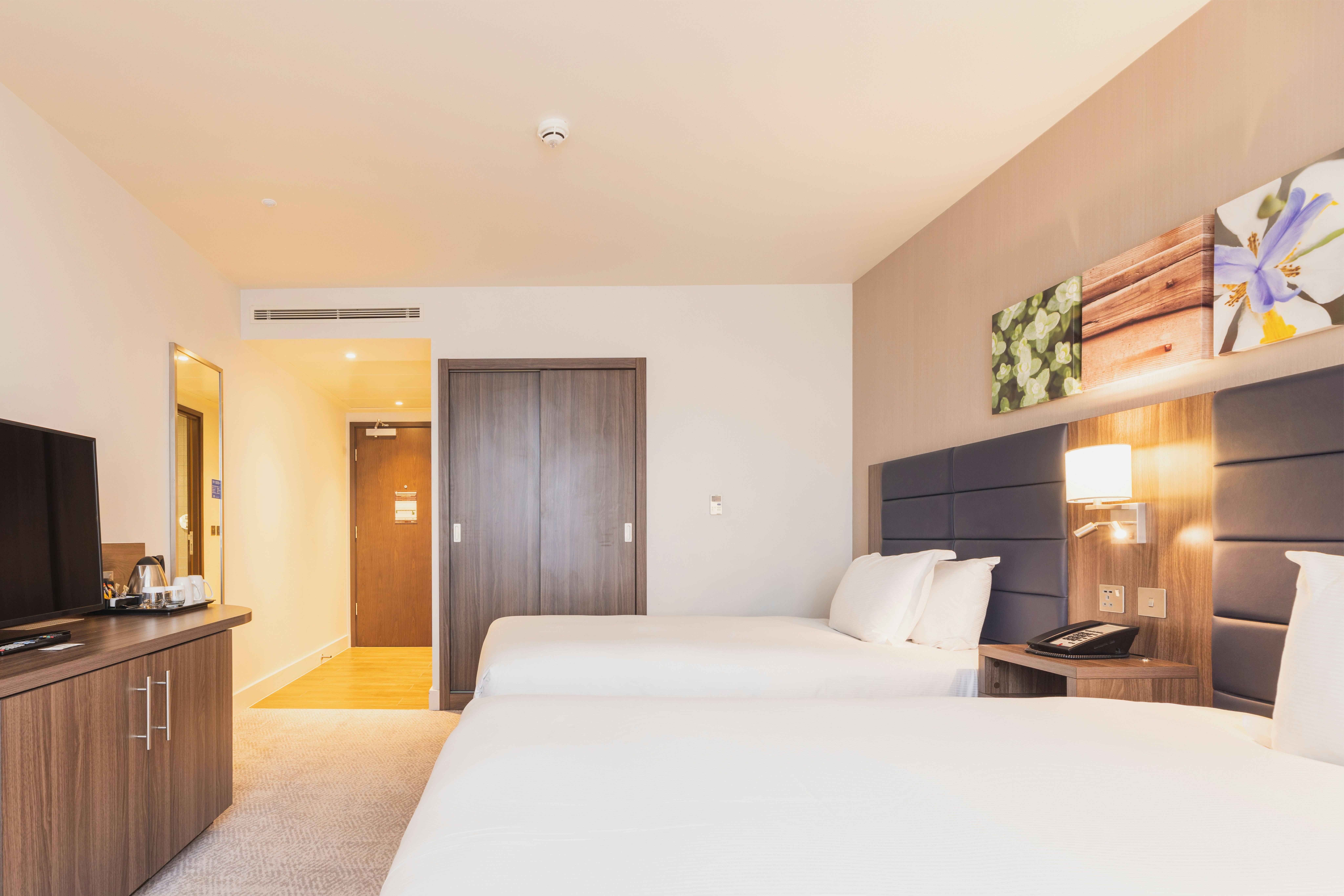 ROOM, QUEEN BED, ACCESSIBLE